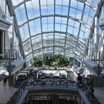 El trabajo en construcción de un centro comercial a gran escala